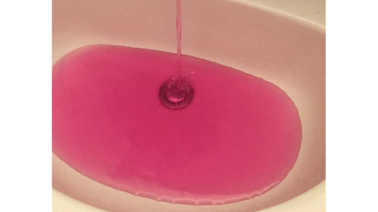 Autoridades disseram que a &aacute;gua rosa n&atilde;o oferece risco &agrave; sa&uacute;de