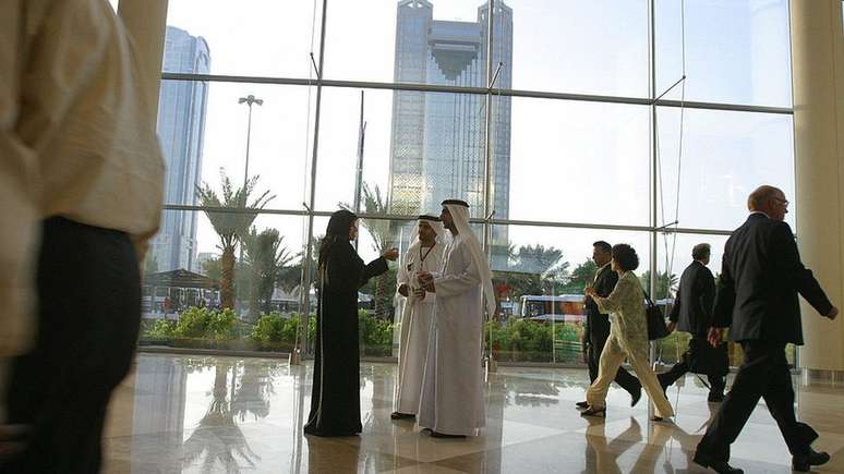 Países como os Emirados Árabes atraem mão de obra - qualificada ou não