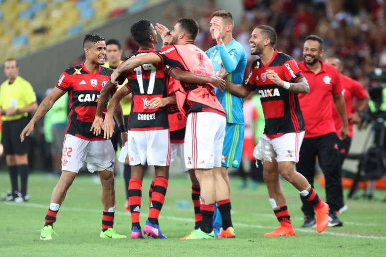 Jogadores do Flamengo comemoram um dos gols da vitória sobre o San Lorenzo, na estreia da Libertadores