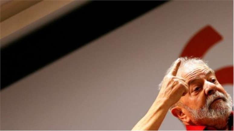 O soci&oacute;logo critica a forma como brasileiros mudam a opini&atilde;o sobre personalidades como o ex-presidente Lula