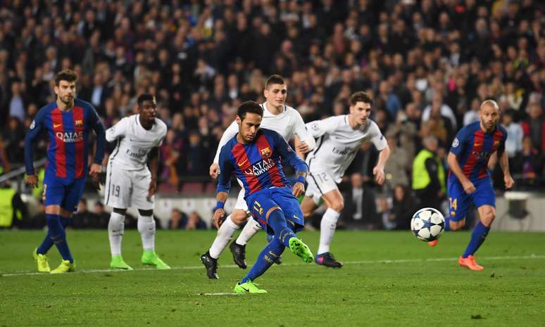 Neymar cobra pênalti e marca um dos gols da épica vitória do Barcelona sobre o PSG, pela Liga dos Campeões