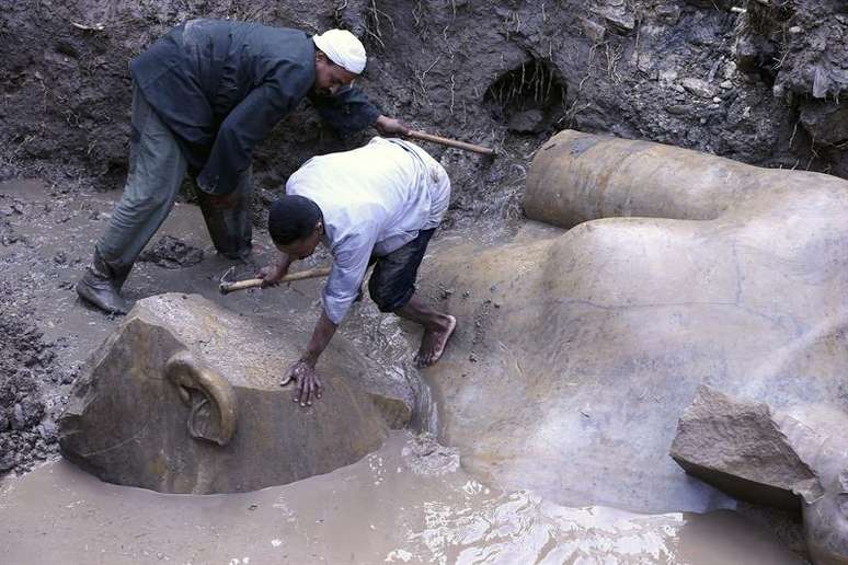 Encontradas duas partes de estátuas reais da dinastia XIX, a entrada do templo do faraó Ramsés II.