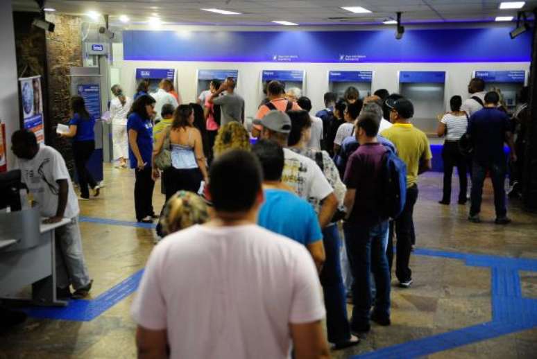 Agência da Caixa no Rio tem fila para o saque do FGTS de contas inativas - 