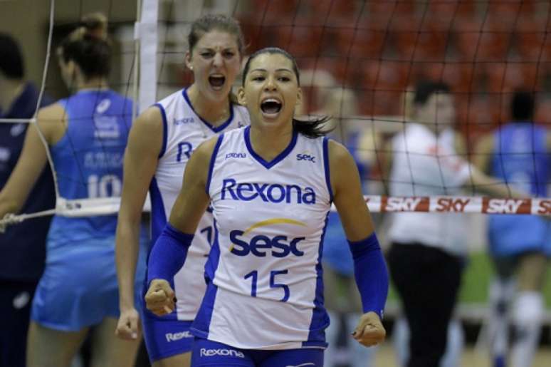 Carol em ação na vitória do Rexona sobre Vôlei Nestlé pelo returno da Superliga (Alexandre Loureiro/Inovafoto/CBV)