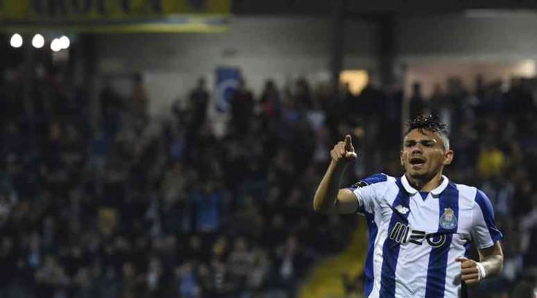 Tiquinho Soares já tem 16 gols no Campeonato Português (Foto: Francisco Leong / AFP)