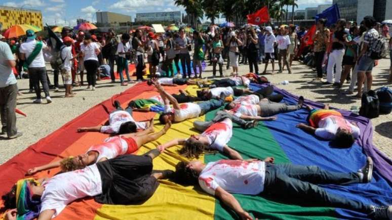 Manifesta&ccedil;&atilde;o contra homofobia em Bras&iacute;lia; segundo ONG, s&oacute; em 2016, 343 pessoas LGBTS morreram no pa&iacute;s