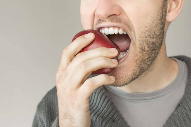 Os ácidos liberados pela maçã durante o consumo ajudam na digestão dos alimentos. Além disso, graças às fibras, os dentes ficam mais branquinhos.