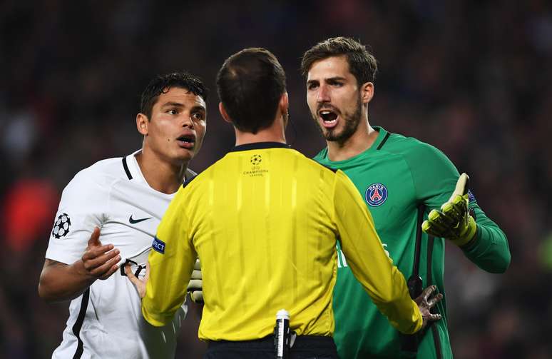 Árbitro alemão acabou envolvido em lances polêmicos no jogo Barcelona 6 x 1 PSG, pela Liga dos Campeões