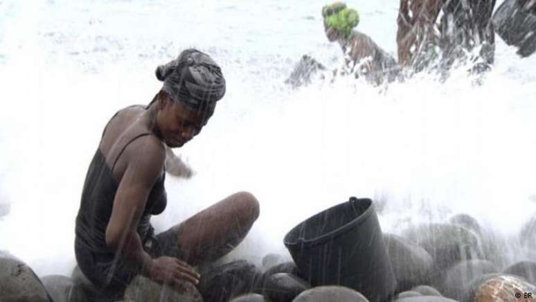 Moradores que sobrevivem do &#039;roubo&#039; de areia geram um impacto já visível na costa do arquipélago de Cabo Verde.