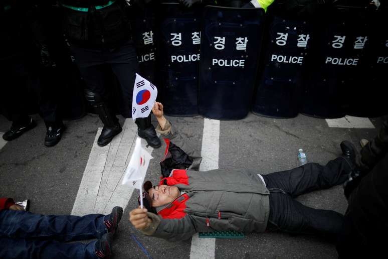 Partidários da presidente Park Geun-hye protestam contra o processo de impeachment em Seul