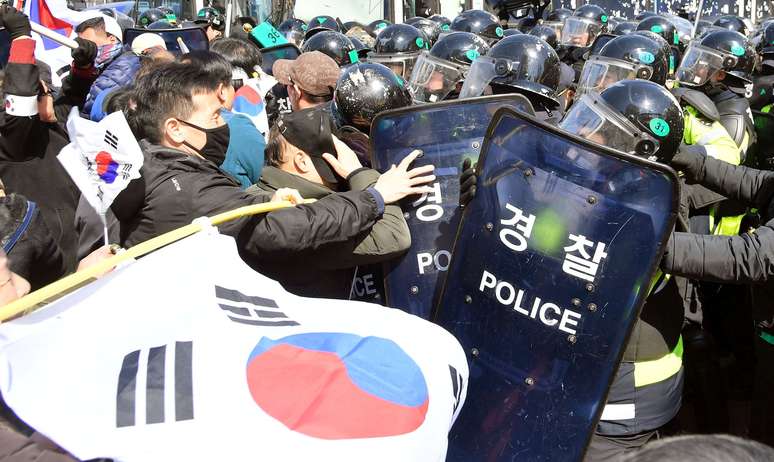 Partidários da presidente Park Geun-hye protestam contra o processo de impeachment em Seul