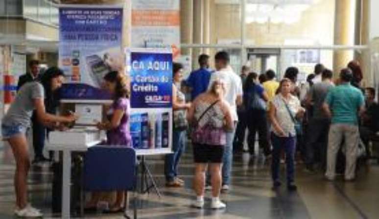 No primeiro dia de saques das contas inativas, muitas filas se formaram nas agências bancárias