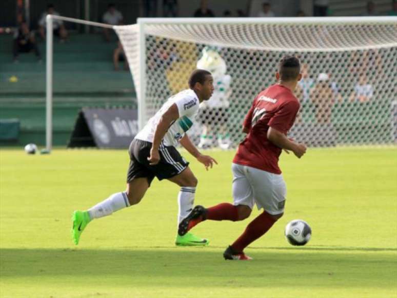 Anderson foi um dos que mais tentou no meio alviverde, mas esbarrou na forte marcação do J. Malucelli (Foto: Site oficial/ Coritiba)