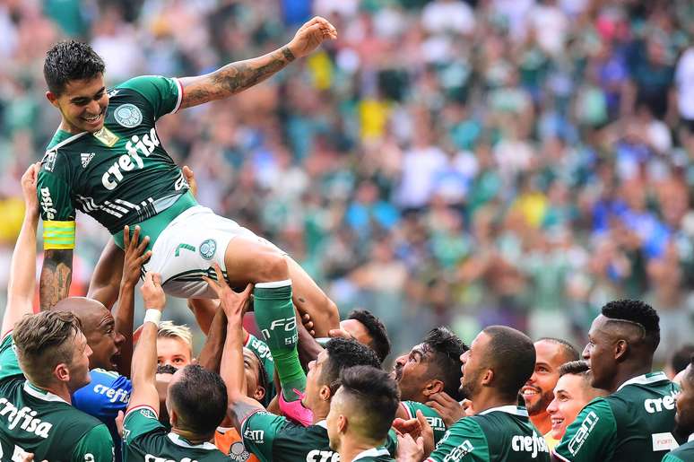 Dudu, jogador do Palmeiras, comemora seu gol com os companheiros de equipe durante partida contra o São Paulo.