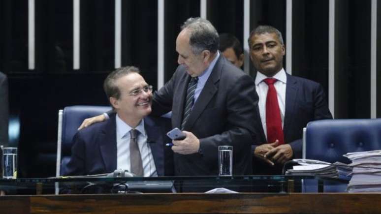 Cristovam Buarque (centro) &eacute; um dos parlamentares que mais interage no Twitter, segundo pesquisa