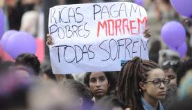 Mulheres defendem legalização do aborto 