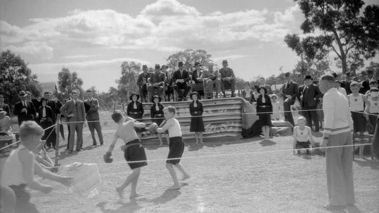 Torneio de boxe é atração em dia ensolarado em Fairbridge.