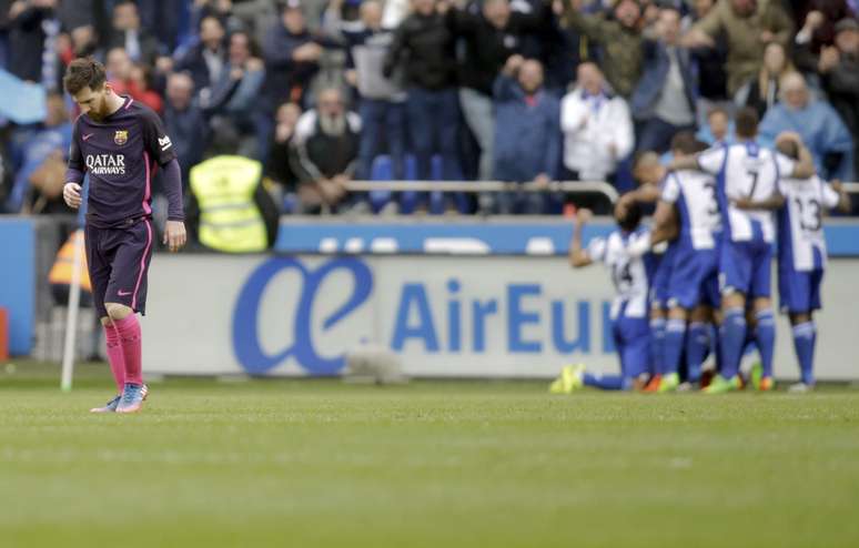 Messi, à frente, lamenta gol sofrido. Ao fundo, jogadores comemoram gol do La Coruña.