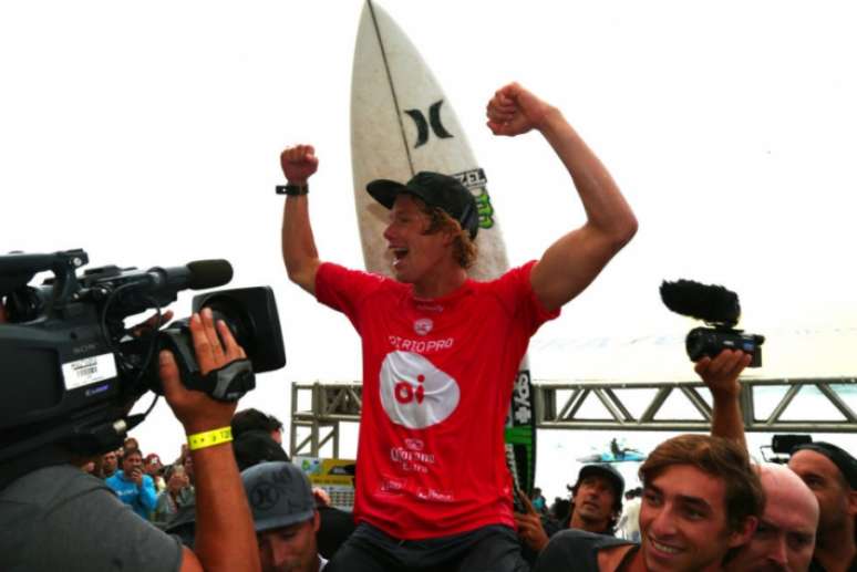 Atual campeão, John John Florence tentará defender seu título AFP