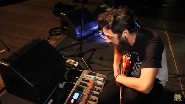 Caio, do NDK, no Teatro Bradesco, mostra seu equipamento