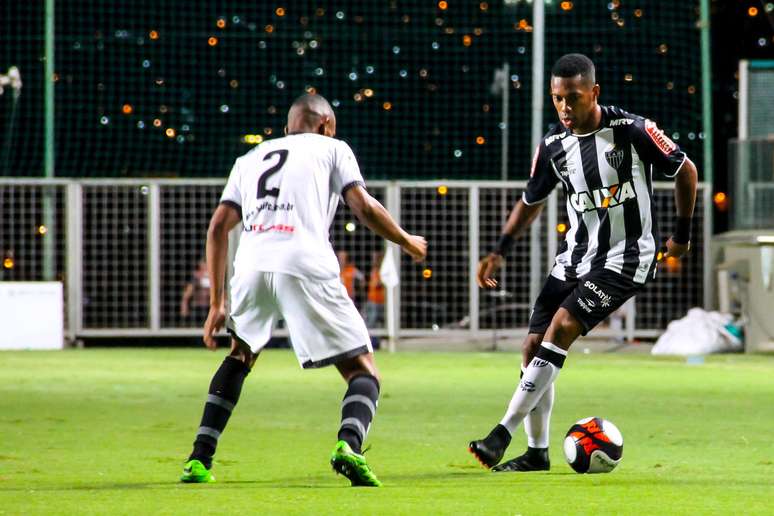 Robinho tenta o drible