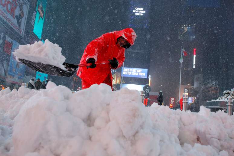 Trabalhador retira neve de calçada na Times Square durante tempestade de neve.