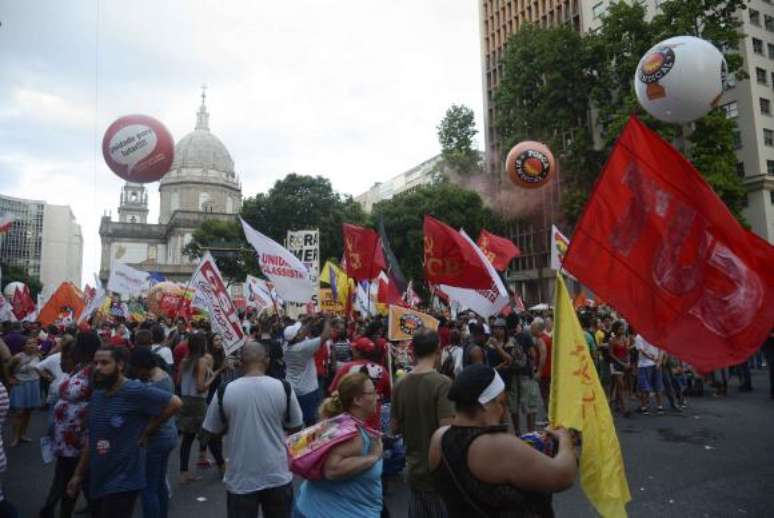 Manifestantes protestam contra reforma da Previdência em passeata na Avenida Presidente Vargas