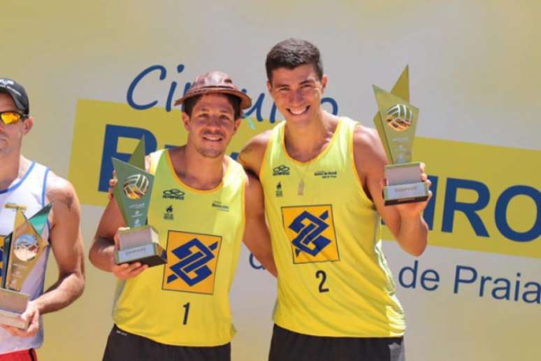 Nas oito etapas, a dupla conquistou três títulos, três pratas e um bronze (Foto: Matheus Vidal/CBV)