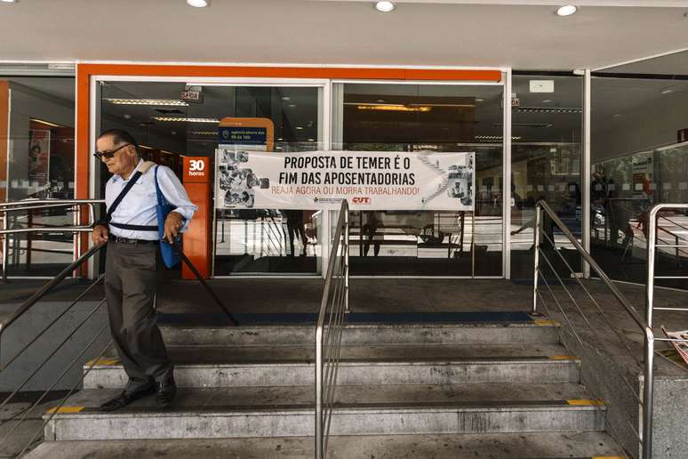 Banc&aacute;rios aderem ao Dia Nacional de Mobiliza&ccedil;&atilde;o contra a reforma da previd&ecirc;ncia e reforma trabalhista, nesta quarta-feira (15), na avenida Paulista, em S&atilde;o Paulo (SP).