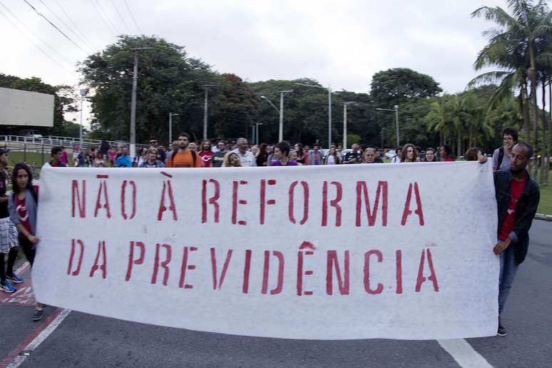 Sindicato dos Trabalhadores da USP (SINTUSP) e alunos realizam paralisação em frente ao portão 1 da Cidade Universitária, em São Paulo (SP), na manhã desta quarta-feira (15), Dia Nacional de Mobilização contra a reforma da previdência e reforma trabalhista.