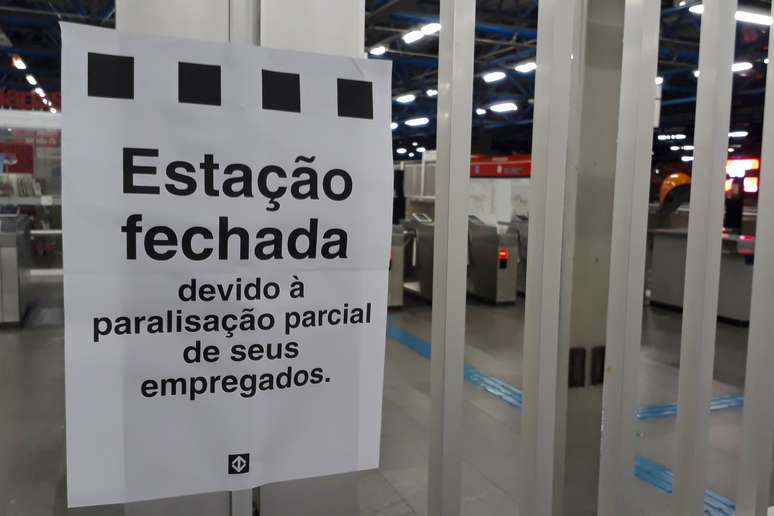 Estação Palmeiras-Barra Funda do Metrô, Linha 3-Vermelha, em São Paulo (SP), amanhece fechada nesta quarta-feira (15), durante paralisação dos metroviários que aderiram ao Dia Nacional de Mobilização contra a reforma da previdência e reforma trabalhista.