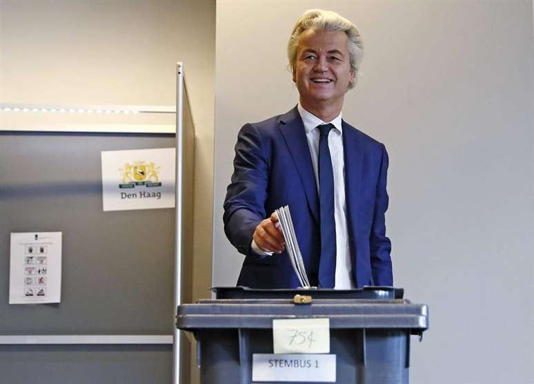 Geert Wilders, líder da extrema direita holandesa, vota em colégio de Haia.