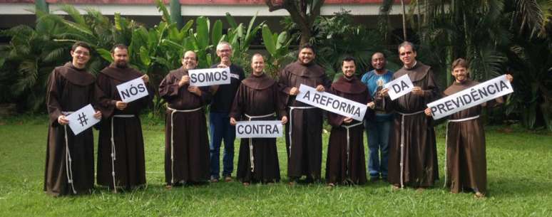 Padres franciscanos fazem protesto