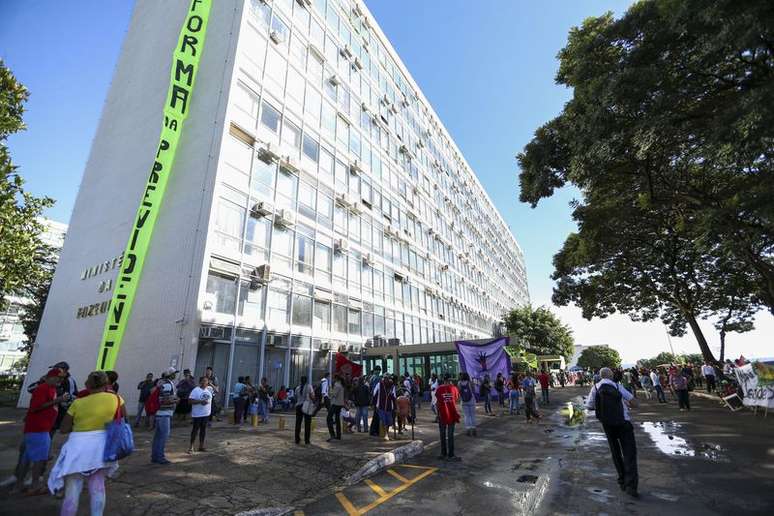 Integrantes de movimentos sociais ocupam o Ministério da Fazenda em protesto contra as reformas Trabalhistas e da Previdência Social