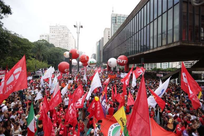 - Manifestação de centrais sindicais contra mudança do sistema de previdência na av. Paulista.