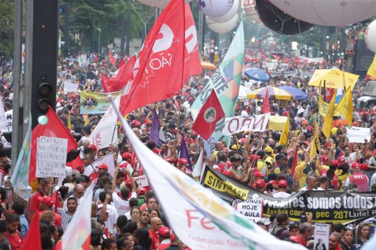 Manifestação de centrais sindicais contra mudança do sistema de previdência na av. Paulista.