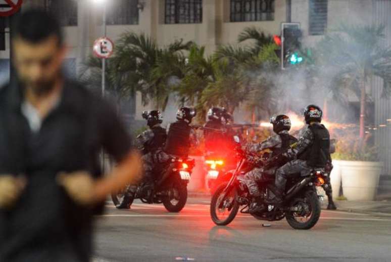 Policiais militares da Tropa de Choque dispersam manifestantes na Cinelândia 