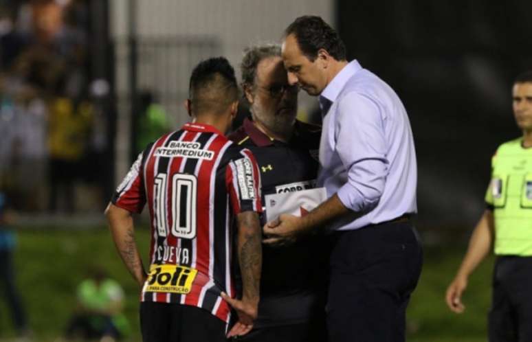 Rogério Ceni conversa com Cueva durante jogo contra o ABC, em que Denis foi bem (Foto: Rubens Chiri/saopaulofc.net)
