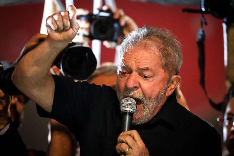 O ex-presidente Lula discursa na manifestação contra as reformas da Previdência na Avenida Paulista