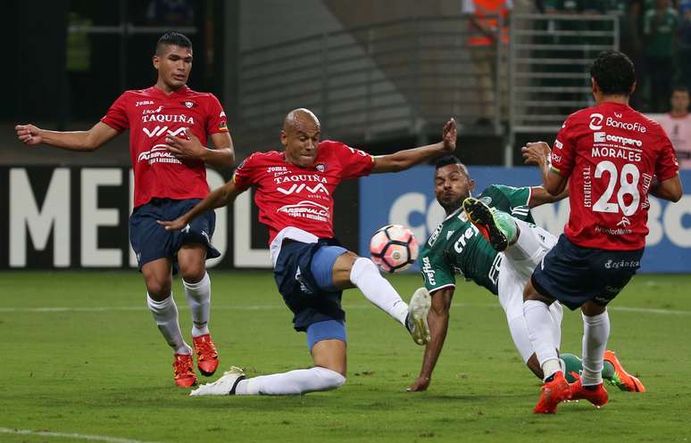 O zagueiro brasileiro Alex Silva, do Jorge Wilstermann, em lance na partida contra o Palmeiras, pela Libertadores