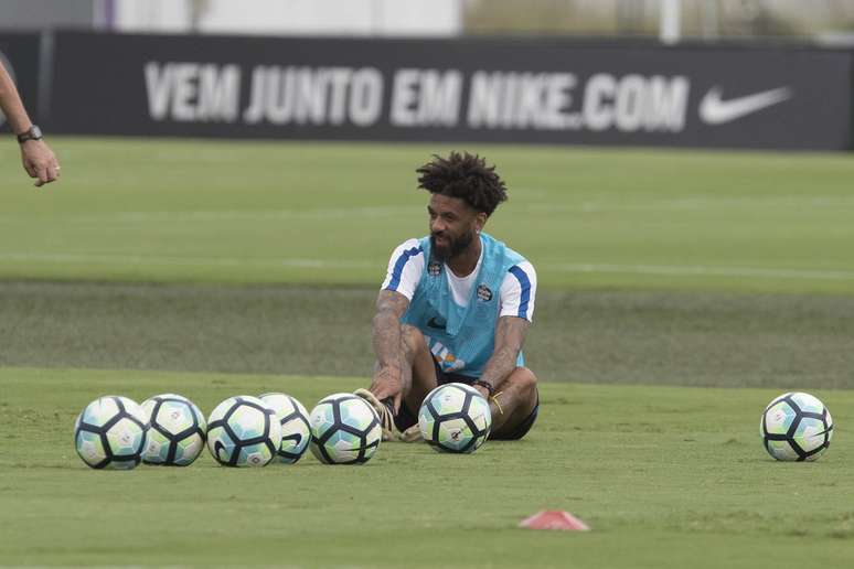 Fora dos planos do técnico Fábio Carille, o volante Cristian, que tem contrato até o fim do ano com o Corinthians, seguirá treinando em horário diferente do restante do elenco