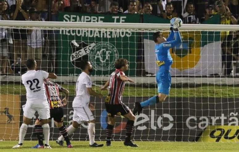 Apesar de ver o time marcar muitos gols e conquistar vitórias, o São Paulo tem ficado alerta com a grande quantidade de gols sofridos: 21 em 12 partidas oficiais neste ano