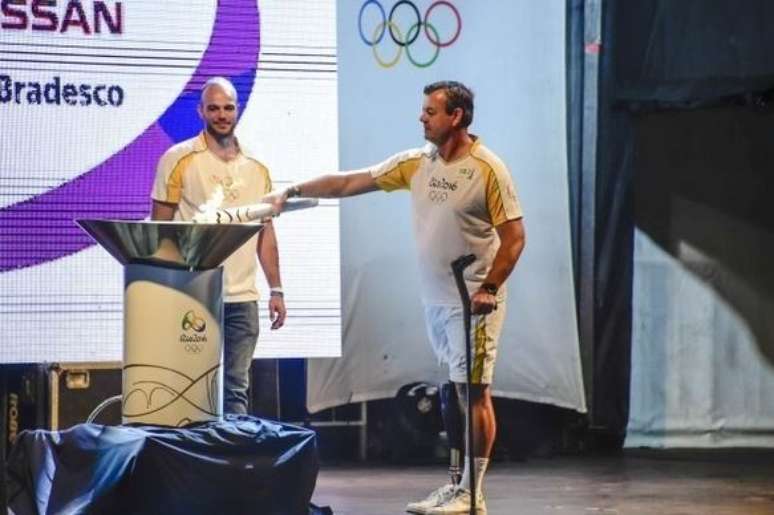 Lars Grael, duas vezes medalhista olímpico, foi um dos condutores da tocha olímpica na Rio 2016