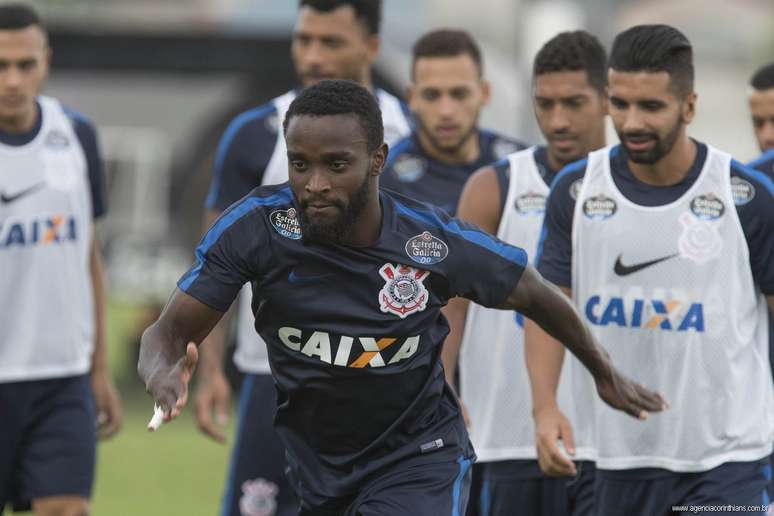 Stiven Mendoza e Guilherme, que não estão sendo aproveitados pelo técnico Carille, durante treino do Corinthians