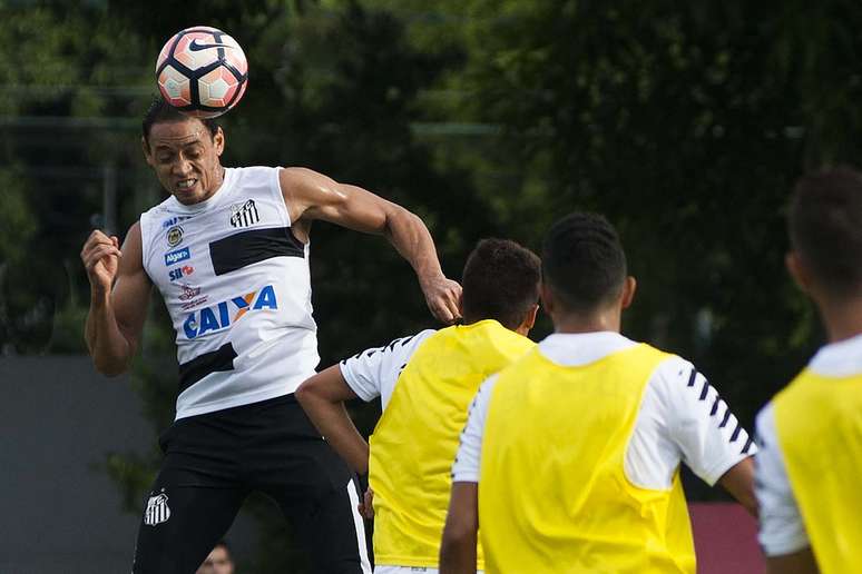 Ricardo Oliveira participa de treino do Santos na preparação para o confronto contra o The Strongest, pela Libertadores