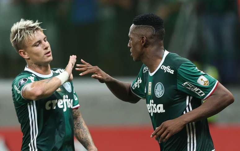 Roger Guedes comemora com Mina o gol da vitória do Palmeiras