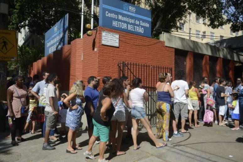 Rio de Janeiro - Na Tijuca, cerca de 200 pessoas amanheceram cedo na porta do Centro Heitor Beltrão para se imunizar contra a febre amarela