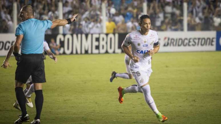 Ricardo Oliveira abriu o placar da vitória do Santos com um belo gol de falta (Foto: Flavio Hopp / RAW Image)