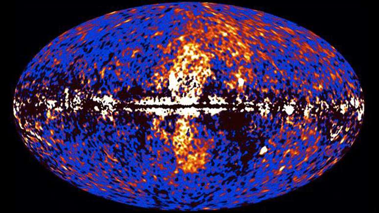 As bolhas de Fermi (no centro da imagem) se formaram a partir do gás emanado do buraco negro e têm uma massa equivalente a dois milhões de sóis