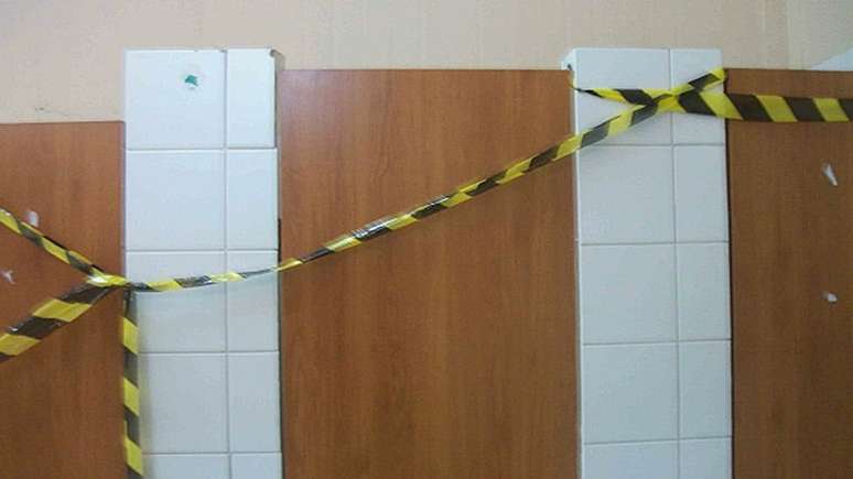 Banheiro interditado em obra, em foto dos trabalhadores; condições de higiene 'obrigou alguns trabalhadores a utilizarem o matagal próximo ao alojamento', diz sentença